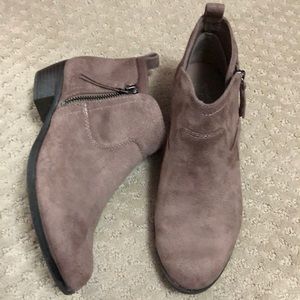 Arizona suede  low top boots 7.5